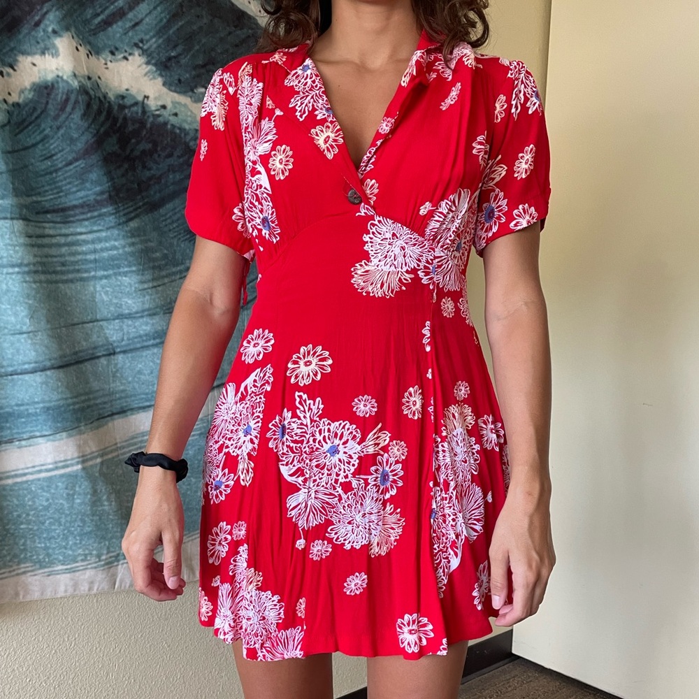 Cutie pie free people red floral dress! 🌹🌷